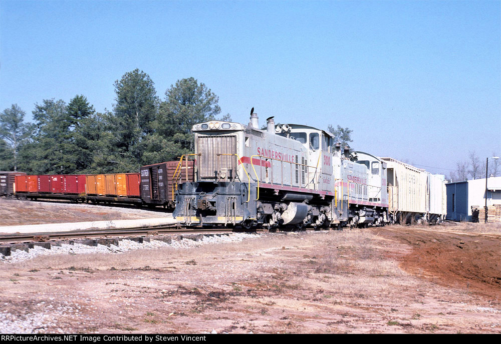 Sandersville RR SW1500 #300 with SW1200 #200 switch cars.